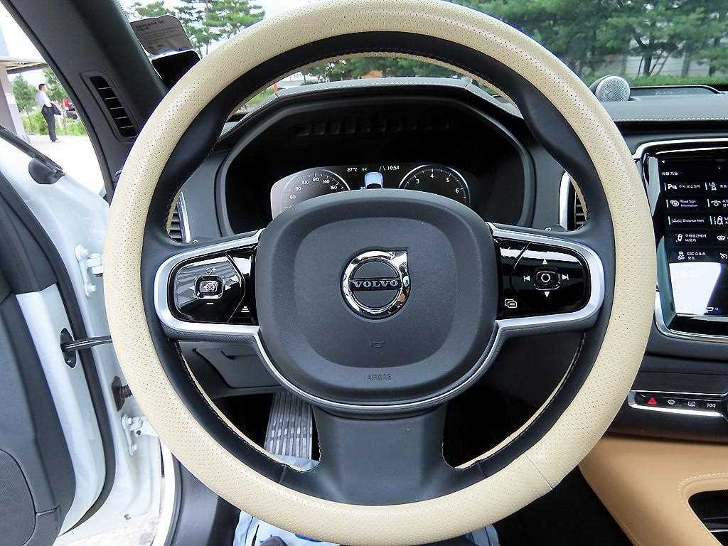 Volvo XC90 — photo 08