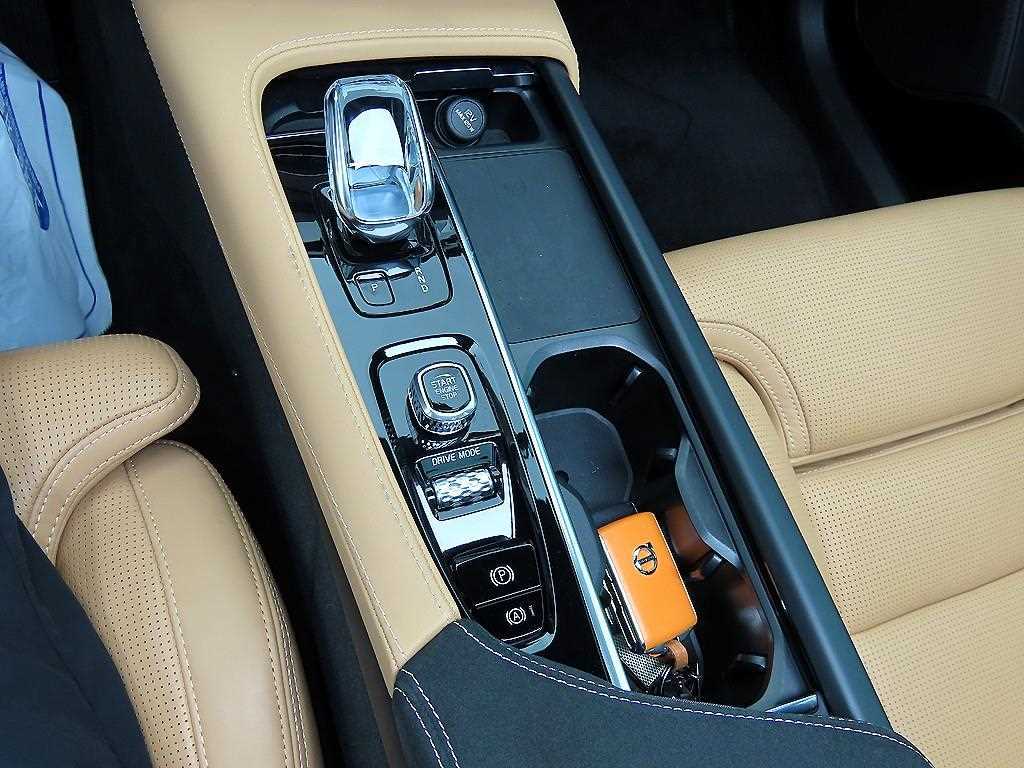Volvo XC90 — photo 11