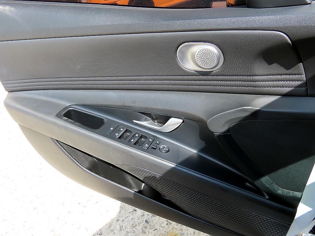 Hyundai Avante — photo 11
