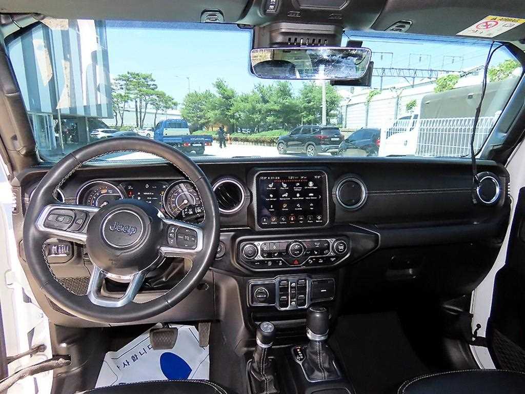 Jeep Wrangler — photo 08