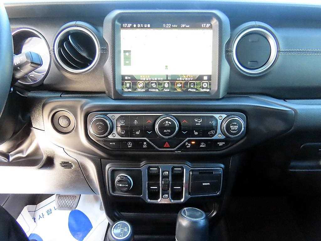 Jeep Wrangler — photo 12