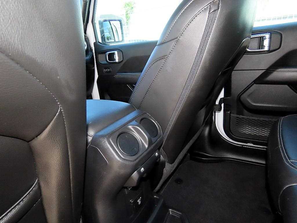 Jeep Wrangler — photo 15