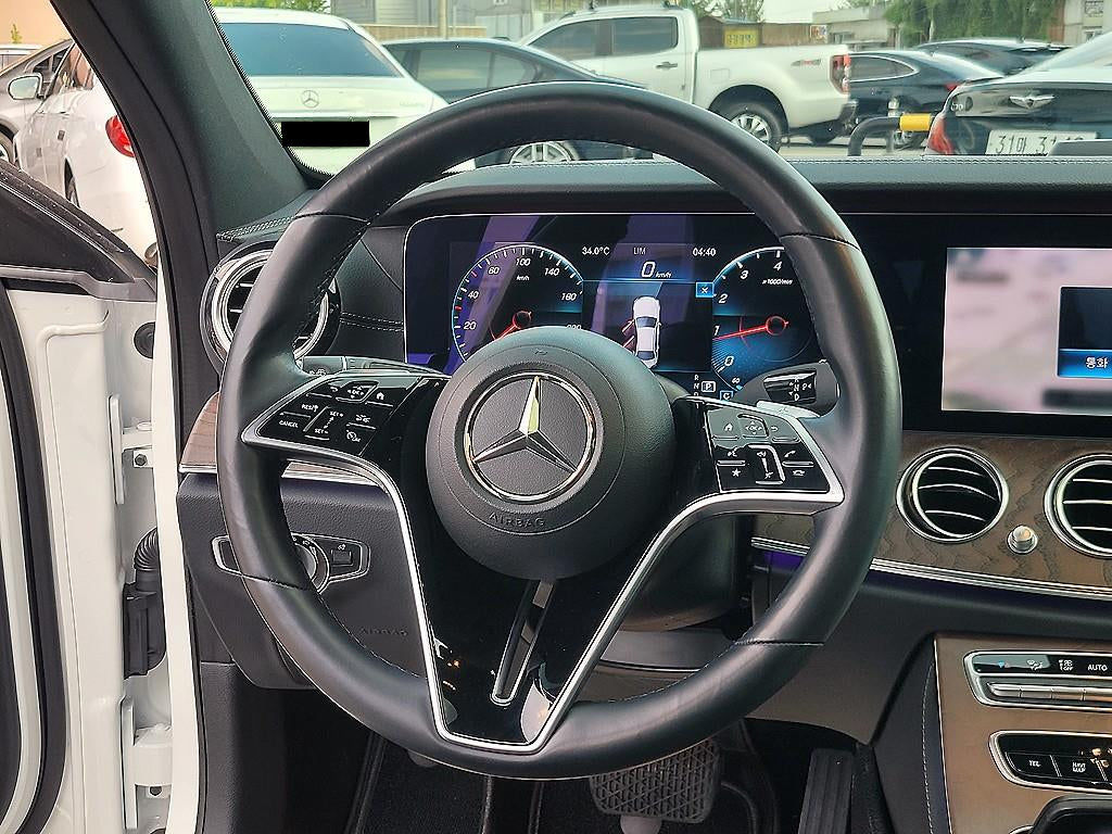 Mercedes-Benz E-Class — photo 08