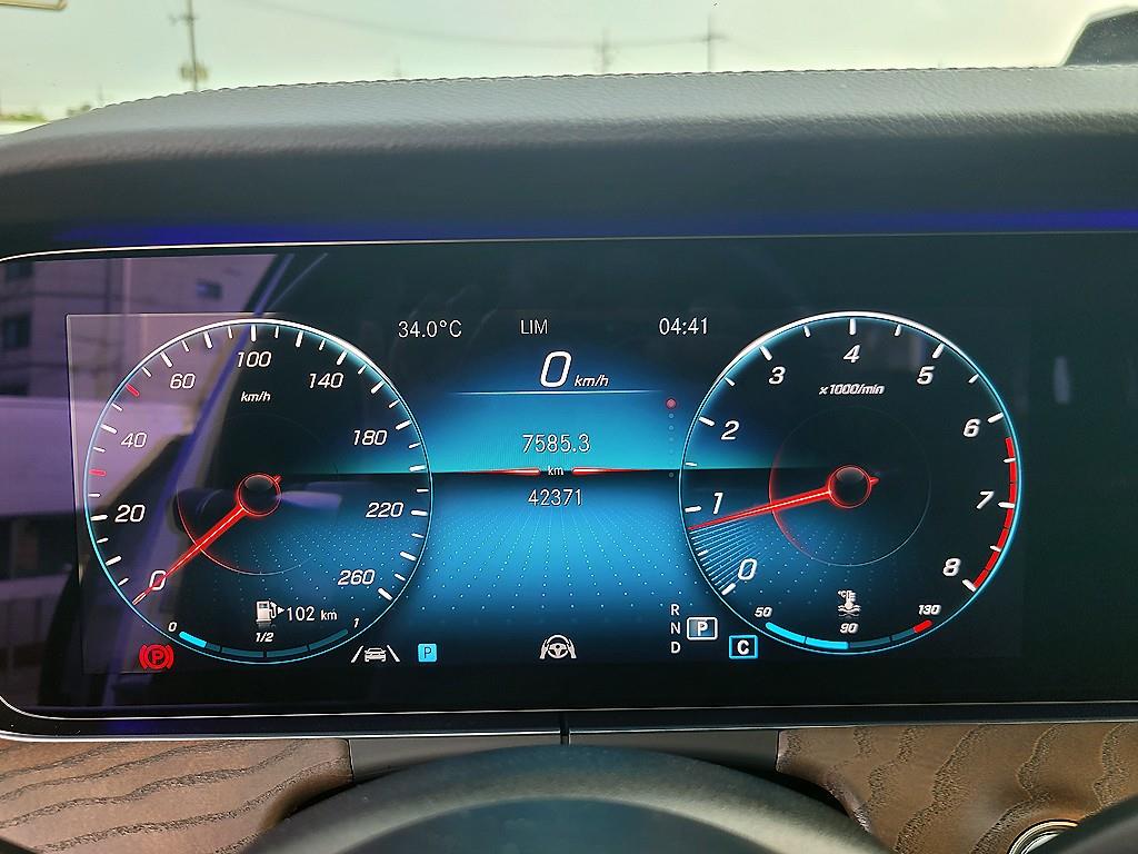 Mercedes-Benz E-Class — photo 10
