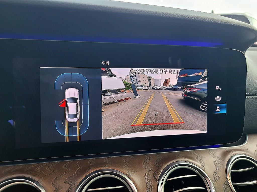 Mercedes-Benz E-Class — photo 16