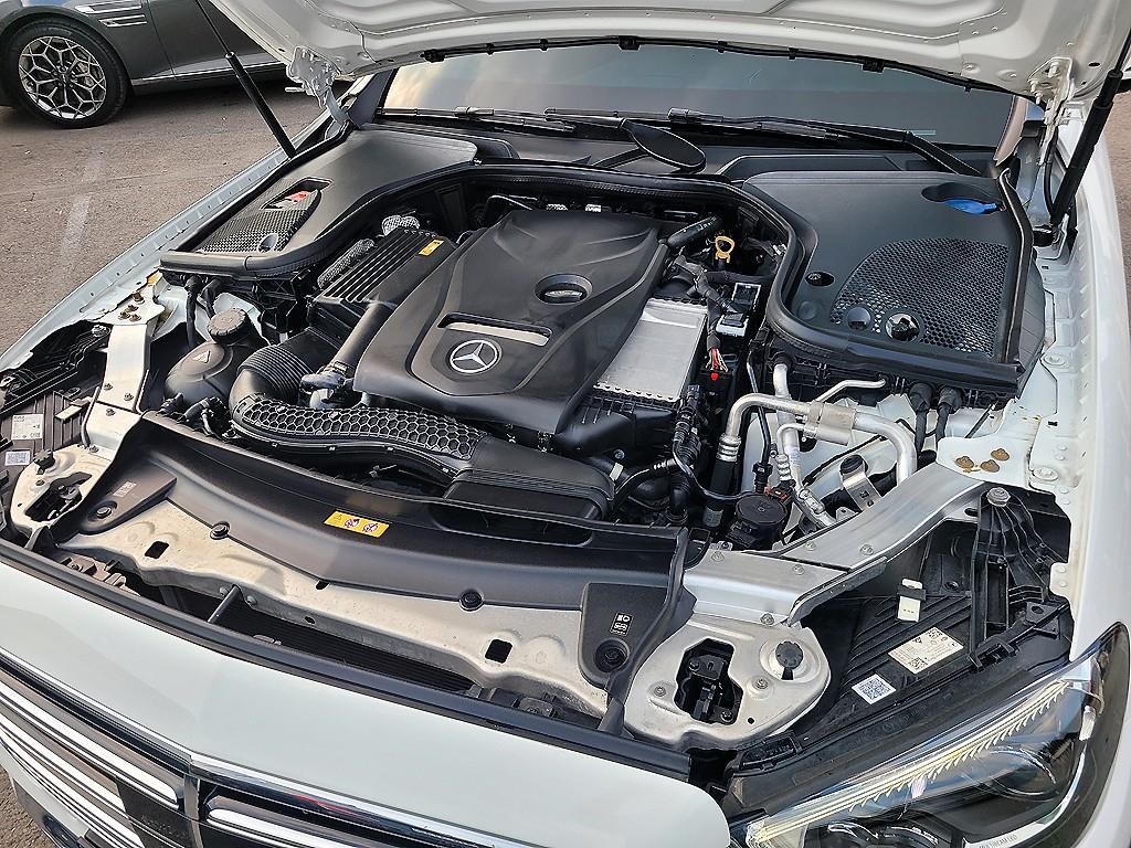 Mercedes-Benz E-Class — photo 19