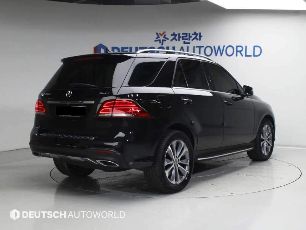 Mercedes-Benz GLE-Class — photo 02