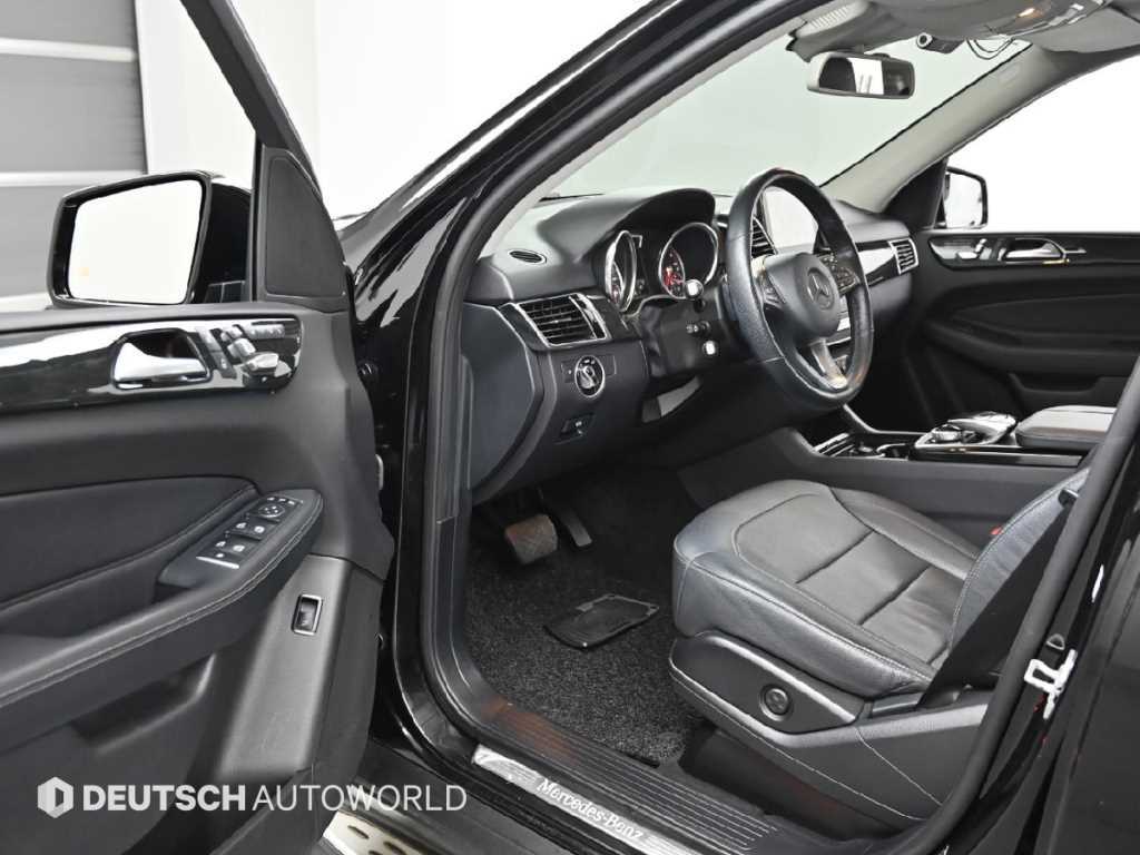 Mercedes-Benz GLE-Class — photo 11