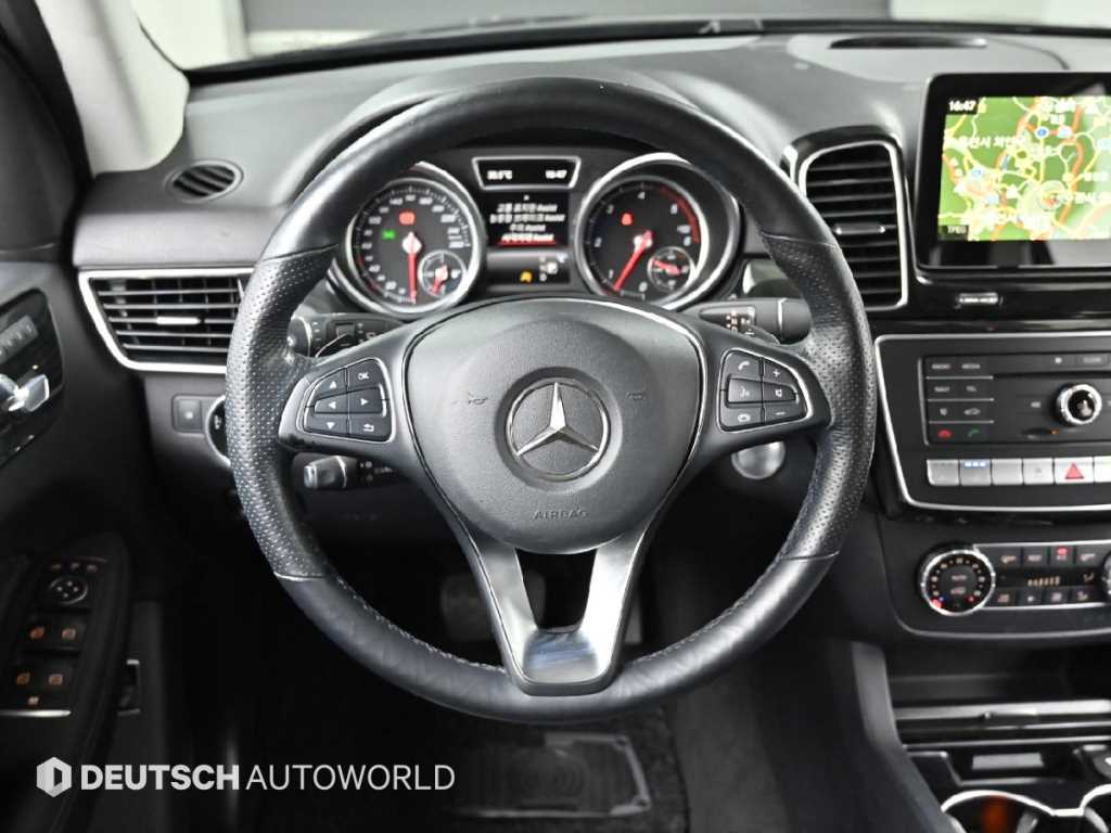 Mercedes-Benz GLE-Class — photo 13
