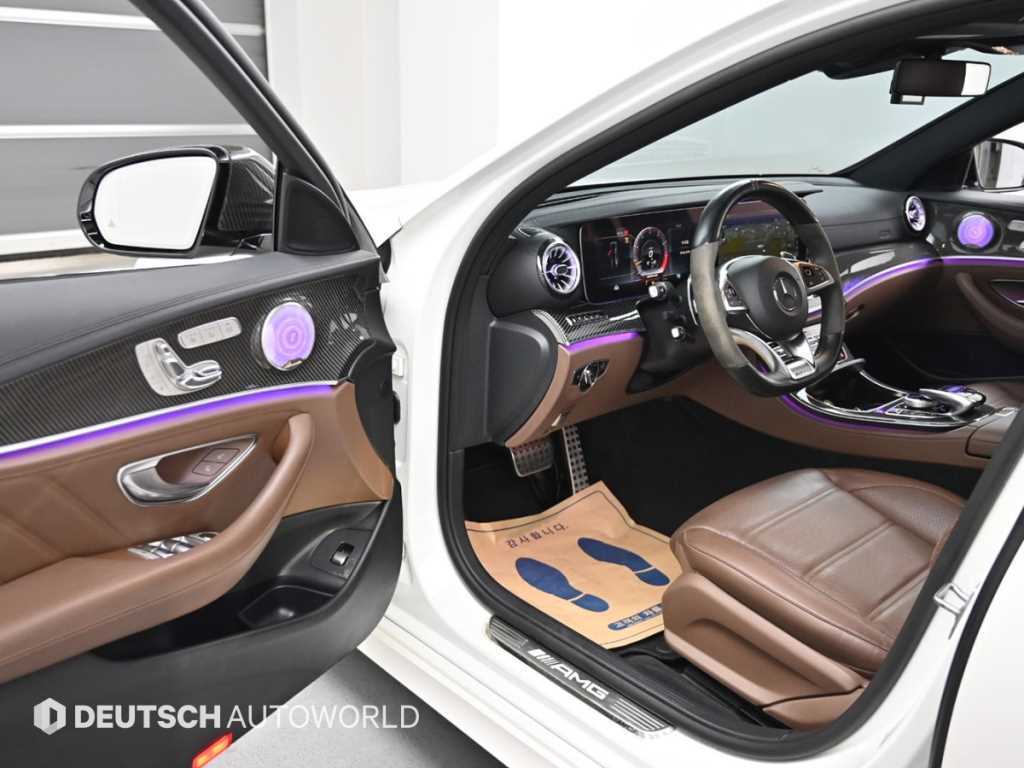 Mercedes-Benz E-Class — photo 11