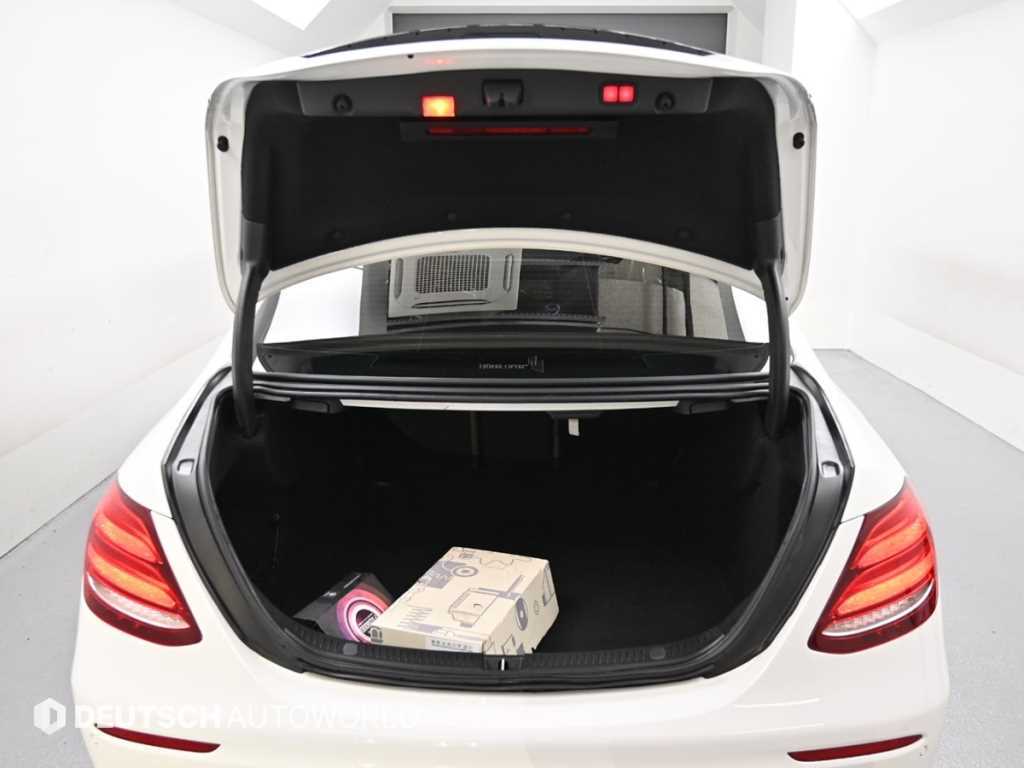 Mercedes-Benz E-Class — photo 19