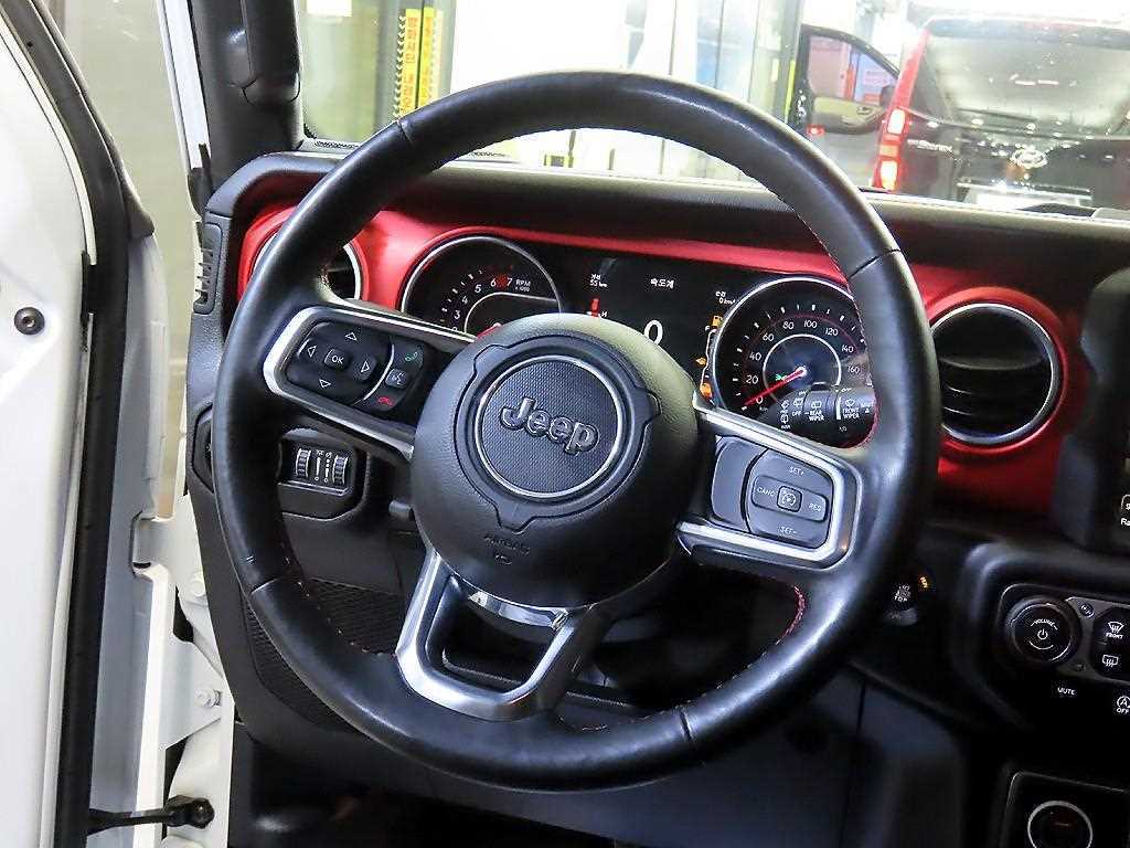 Jeep Wrangler — photo 08