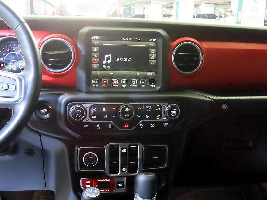 Jeep Wrangler — photo 11