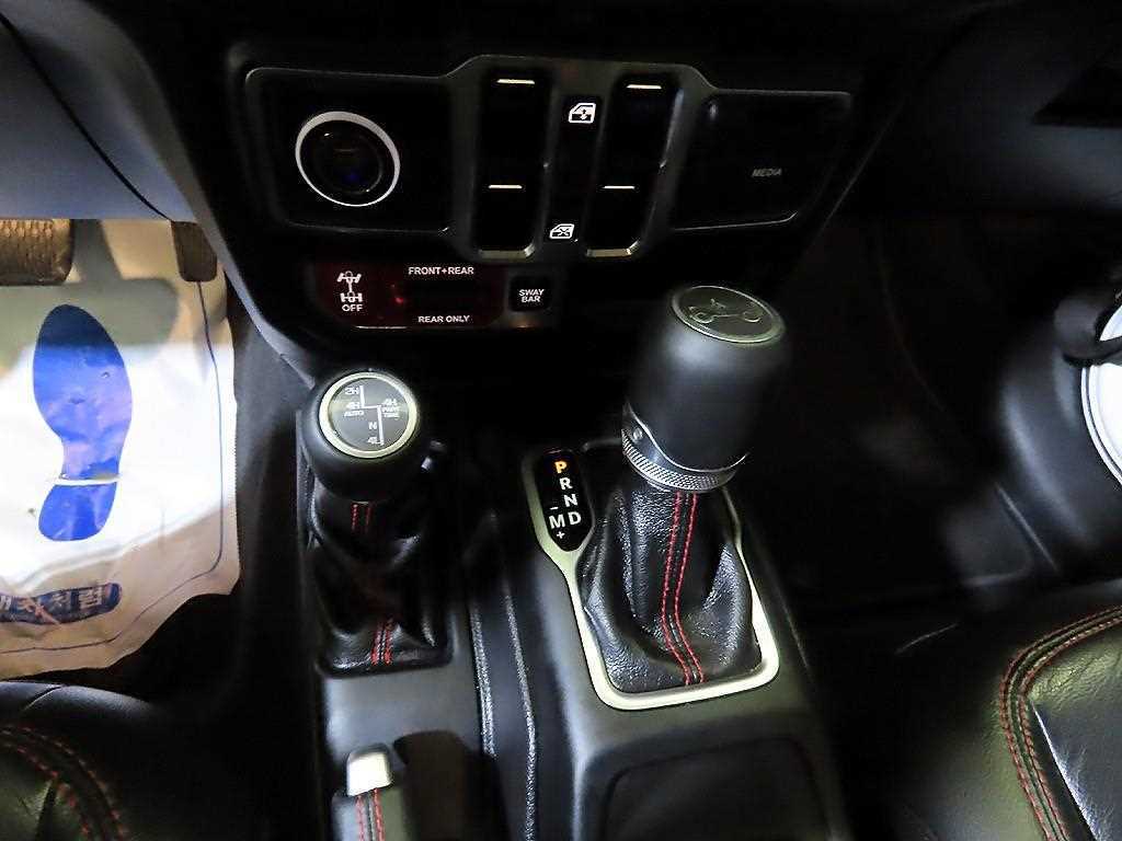 Jeep Wrangler — photo 12