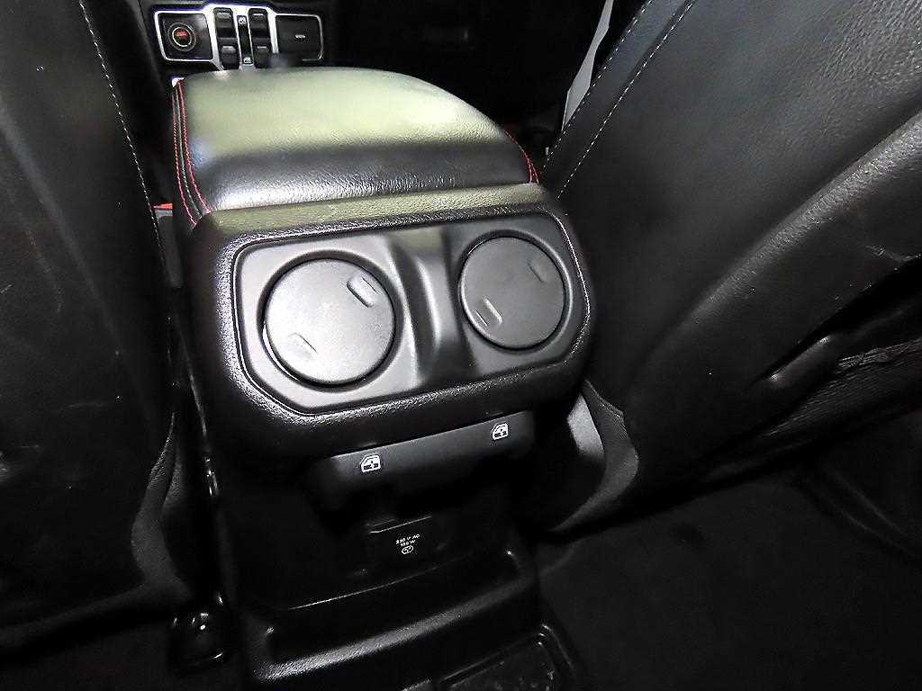 Jeep Wrangler — photo 16