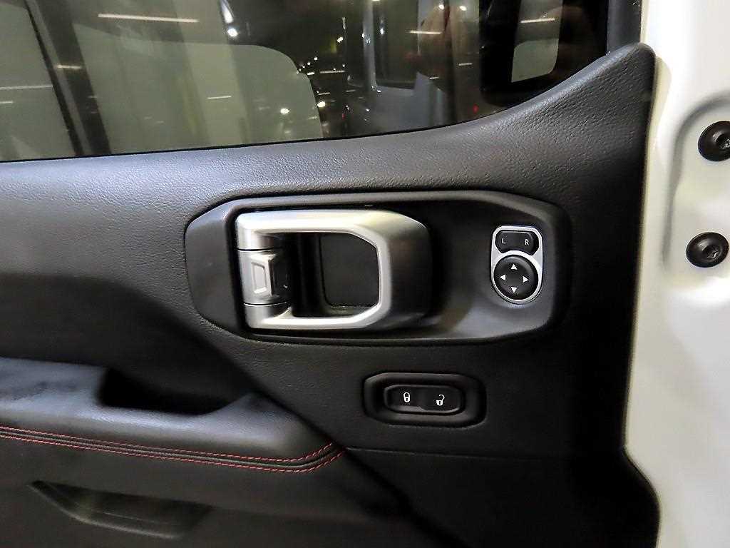 Jeep Wrangler — photo 17
