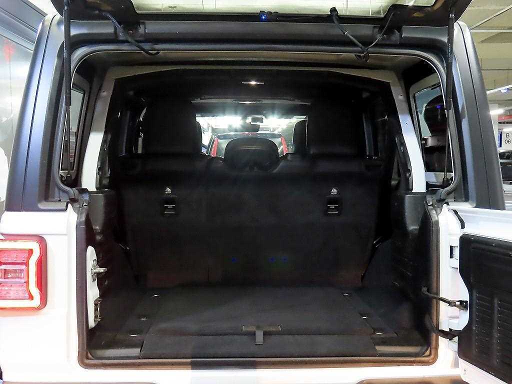 Jeep Wrangler — photo 18
