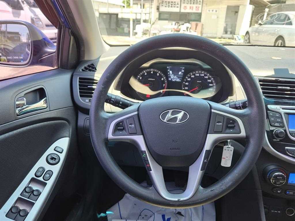 Hyundai Accent — photo 10