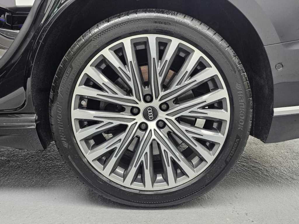 Audi A8 — photo 05