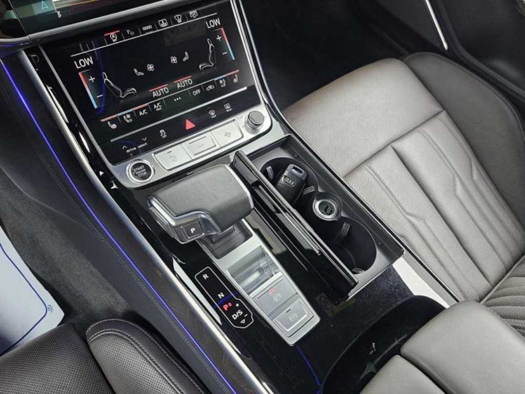 Audi A8 — photo 09