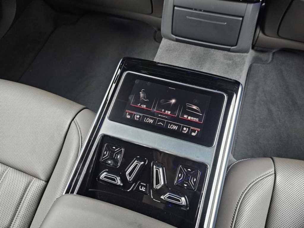 Audi A8 — photo 16