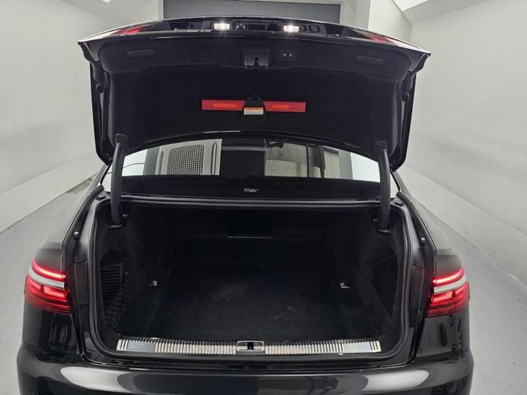 Audi A8 — photo 19