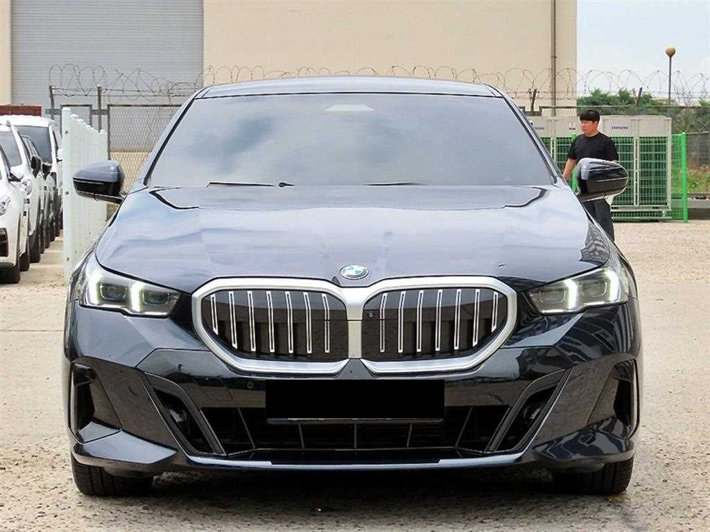 BMW 5-Series — photo 01