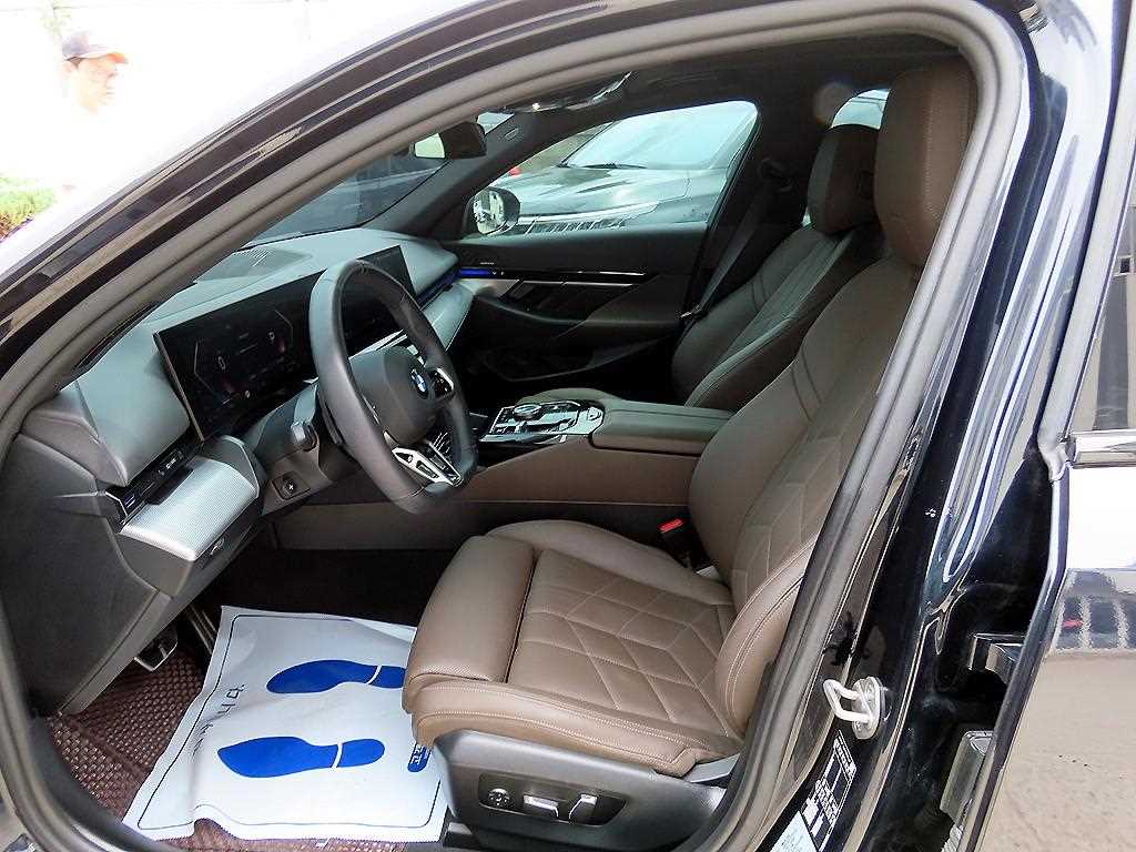 BMW 5-Series — photo 05