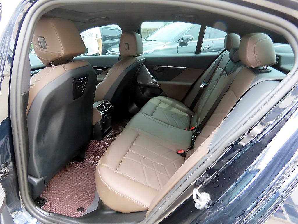 BMW 5-Series — photo 06