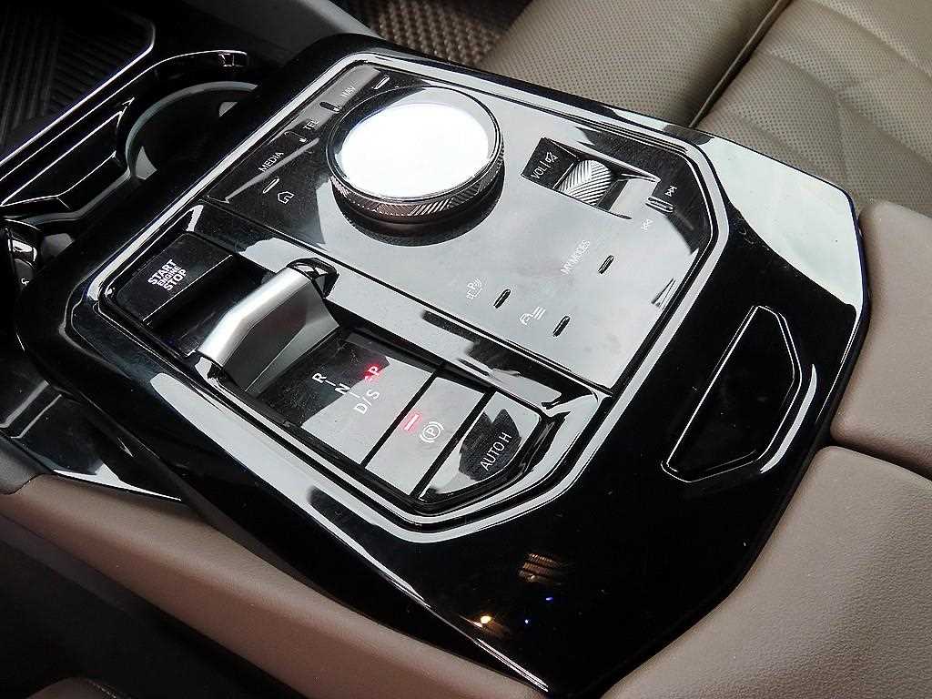 BMW 5-Series — photo 11