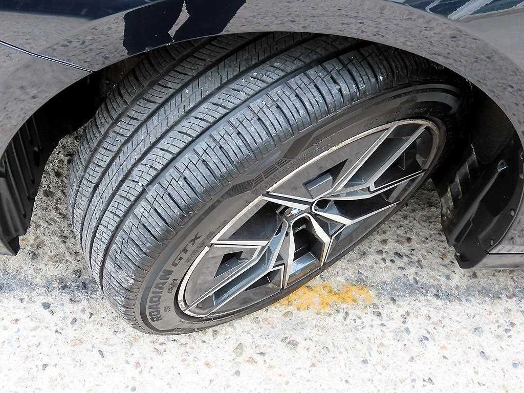 BMW 5-Series — photo 20