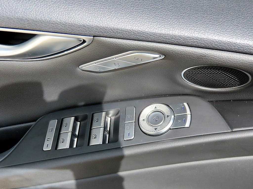 Genesis G80 — photo 12