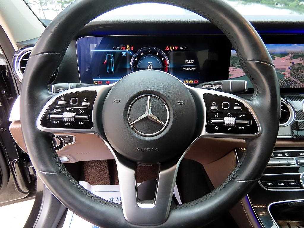 Mercedes-Benz E-Class — photo 08