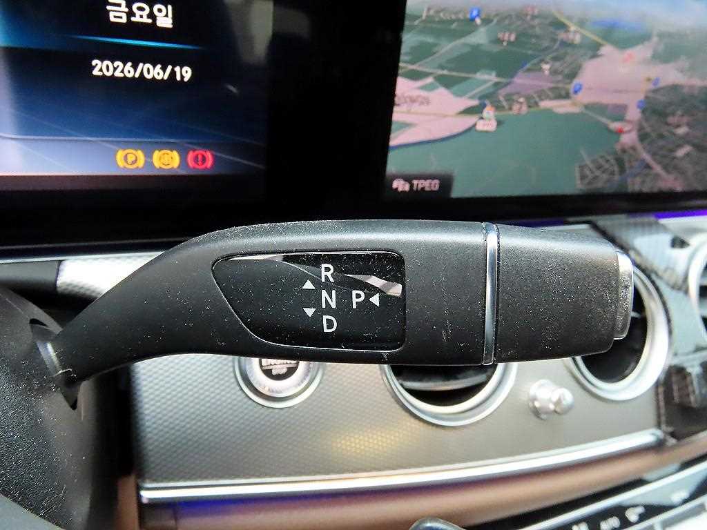 Mercedes-Benz E-Class — photo 11
