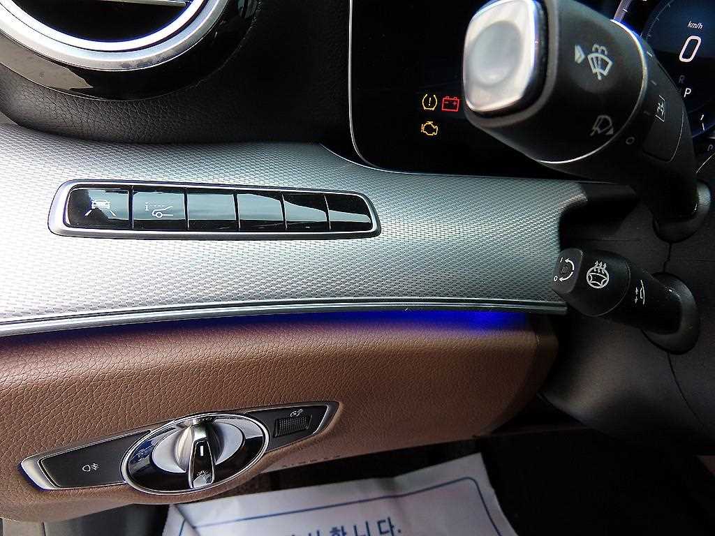 Mercedes-Benz E-Class — photo 12