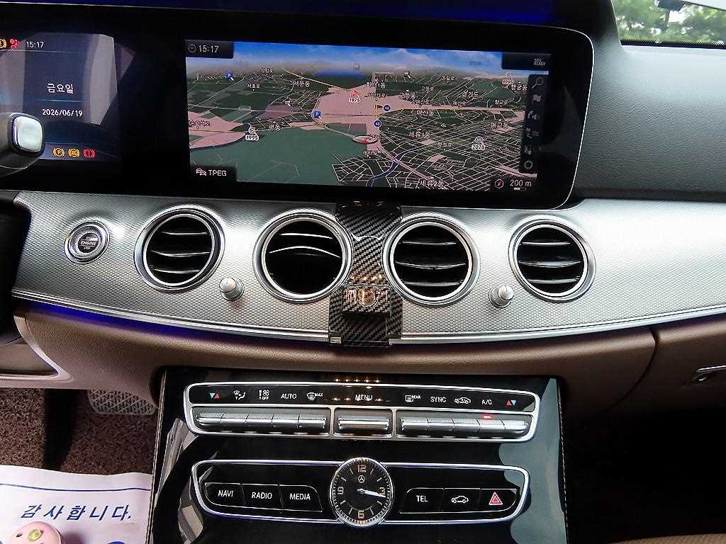 Mercedes-Benz E-Class — photo 13
