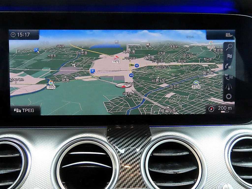 Mercedes-Benz E-Class — photo 14