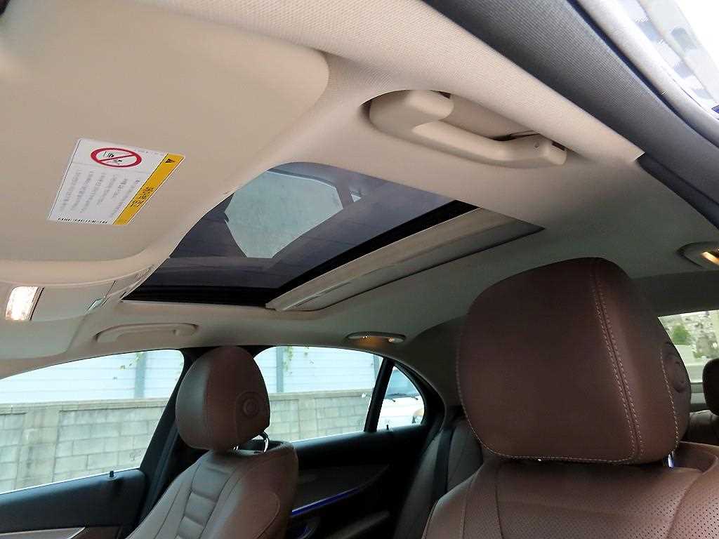 Mercedes-Benz E-Class — photo 16