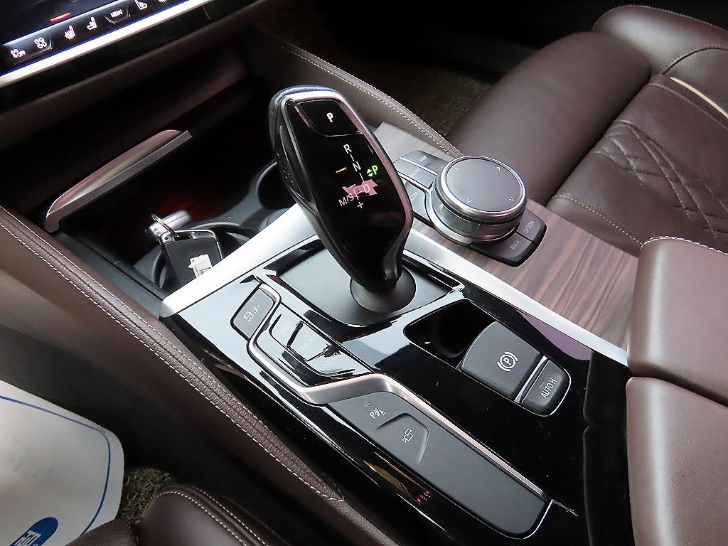 BMW 5-Series — photo 11
