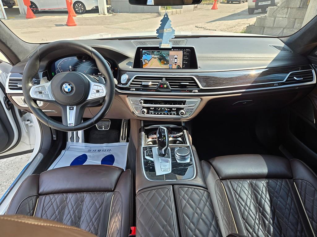 BMW 7-Series — photo 10