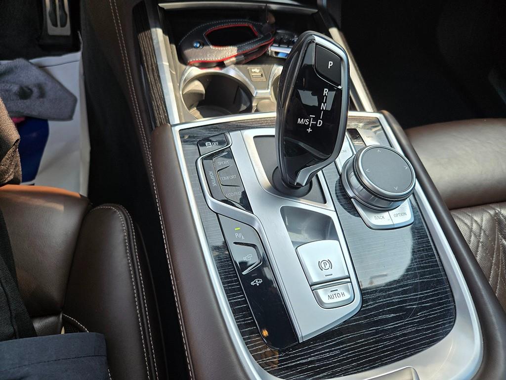 BMW 7-Series — photo 12