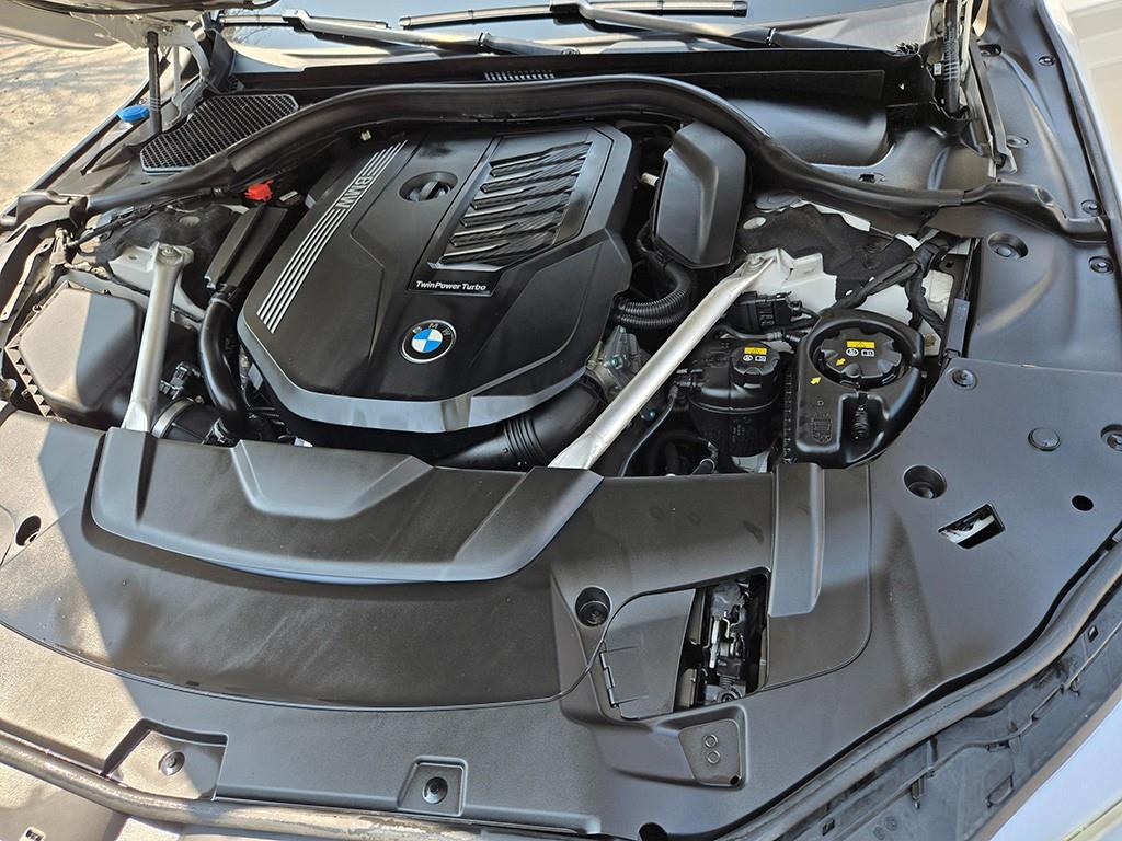 BMW 7-Series — photo 19