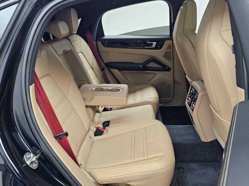 Porsche Cayenne — photo 12