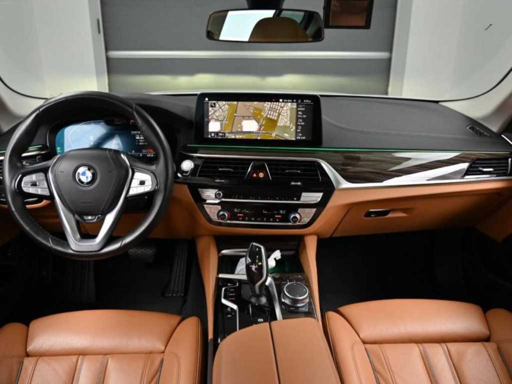 BMW 5-Series — photo 07
