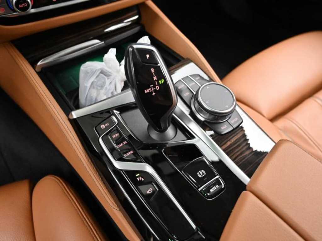 BMW 5-Series — photo 09