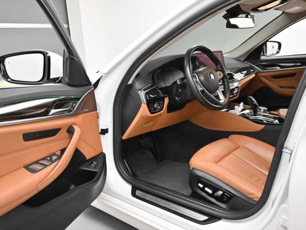 BMW 5-Series — photo 11