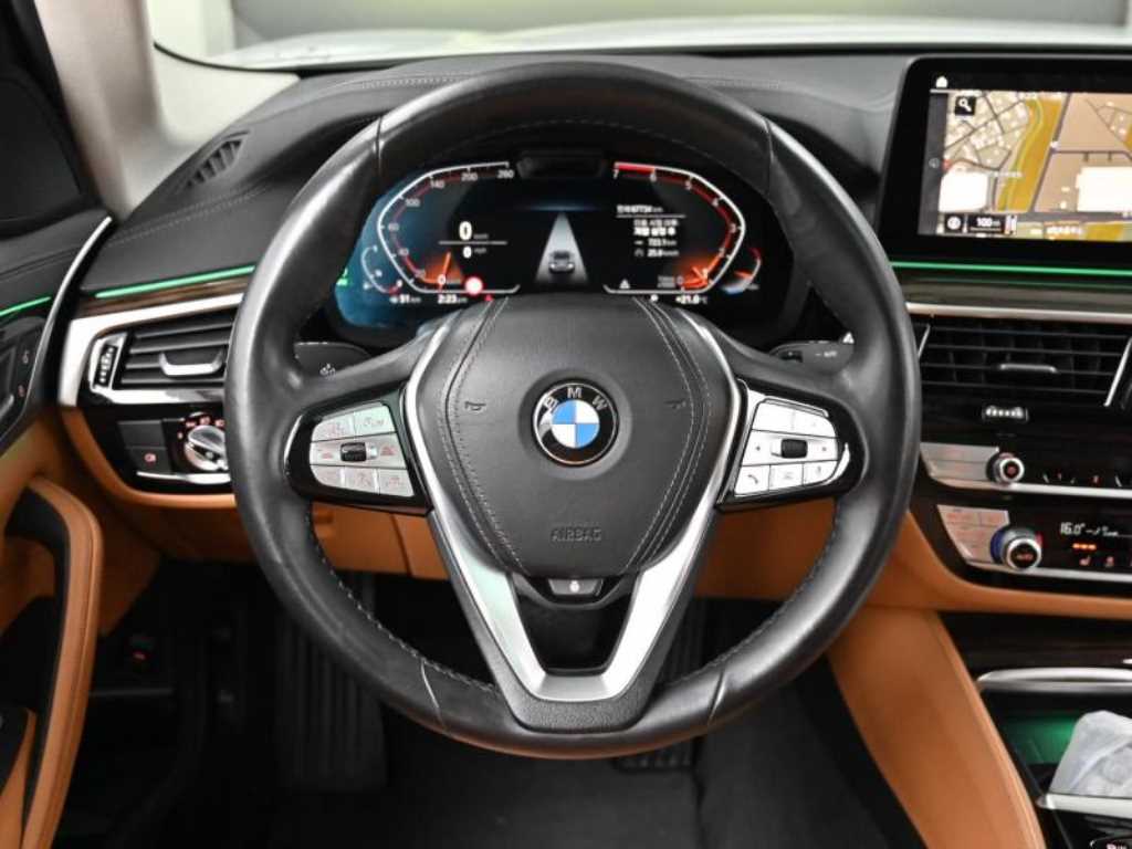 BMW 5-Series — photo 13