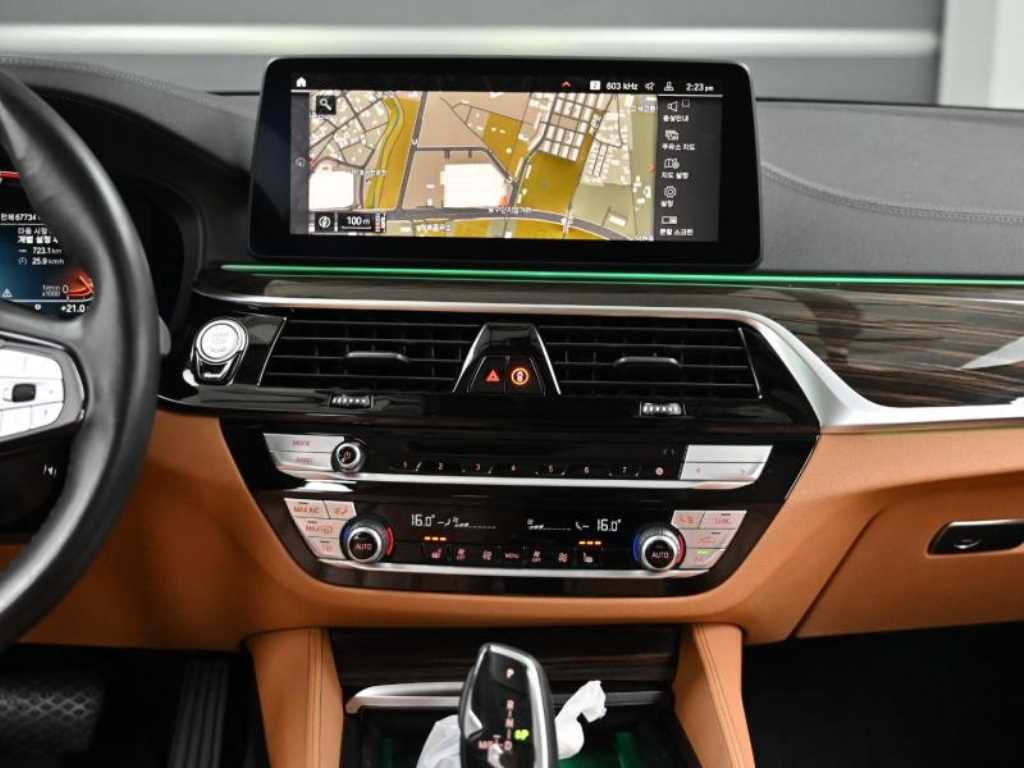 BMW 5-Series — photo 14