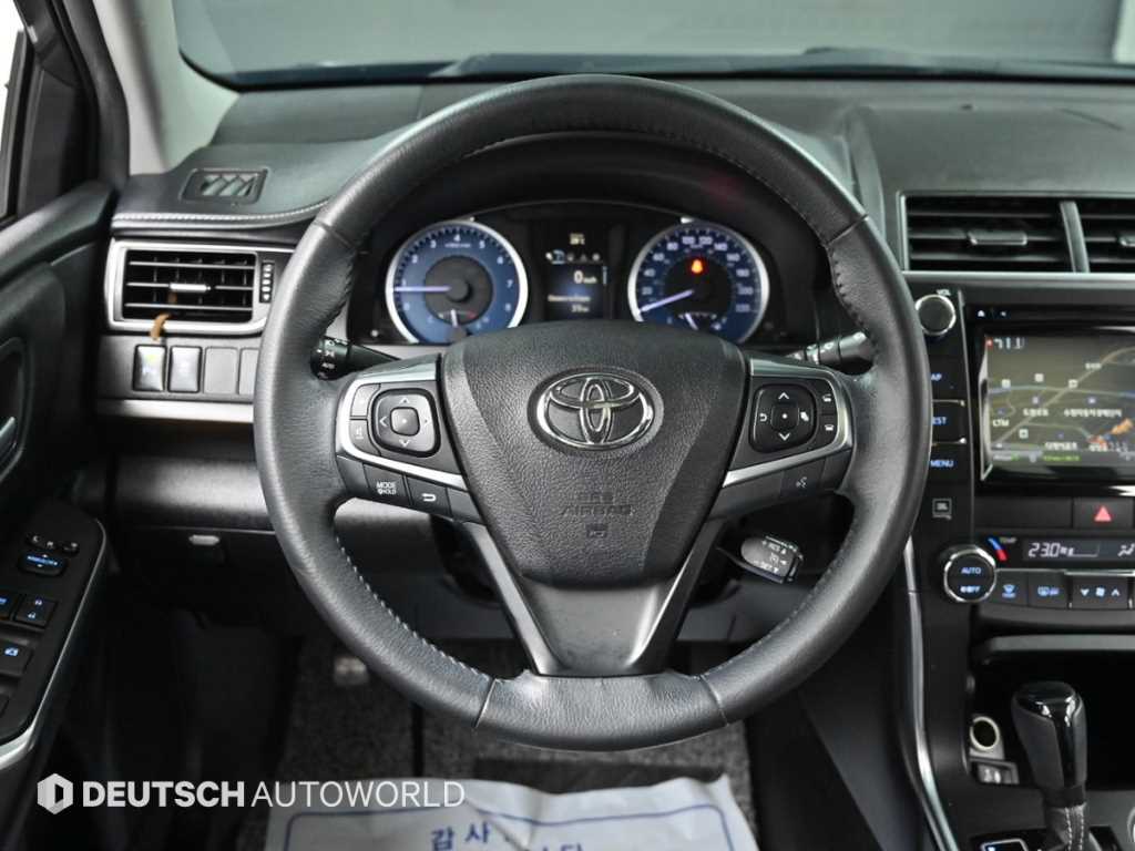 Toyota Camry — photo 13