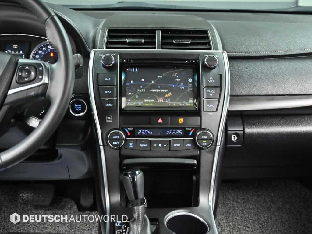 Toyota Camry — photo 14